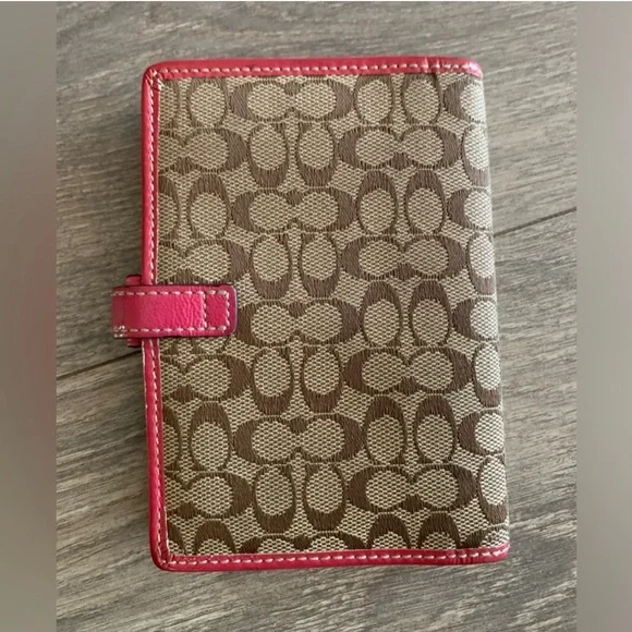 🛑SOLD🛑COACH Signature Passport Holder with Pink Trim - Picture 3 of 10